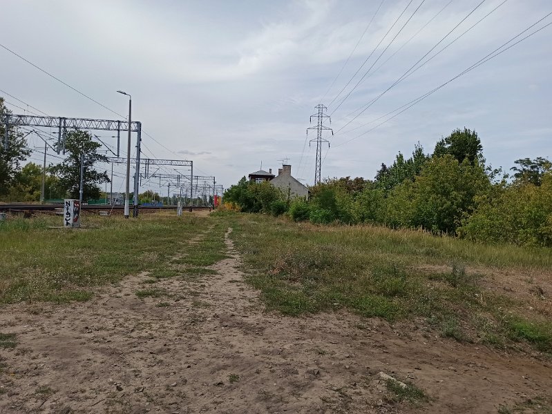 Widok wzdłuż torów na nastawnię